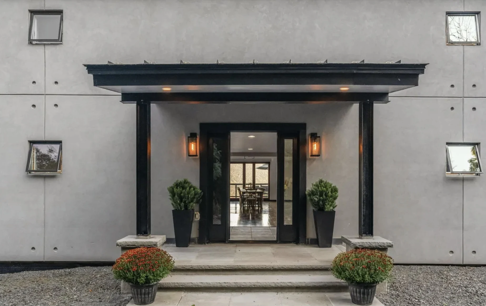Le Chabanais: Covered entrance with a dark canopy, wall lanterns and planters