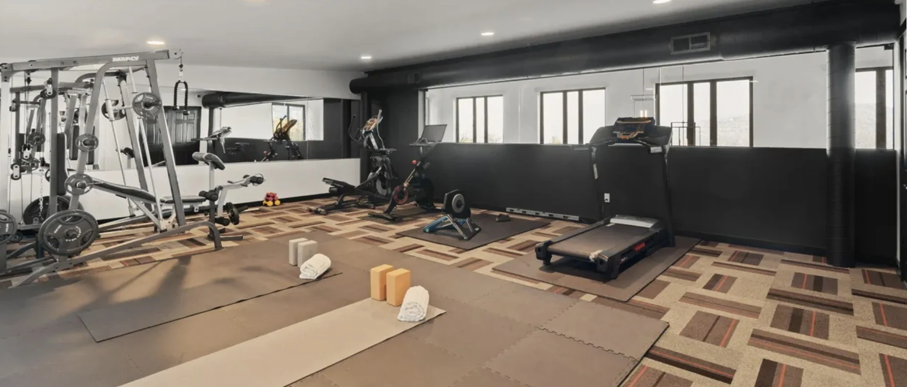 Le Chabanais: Exercise room with weight equipment, a treadmill and yoga mats